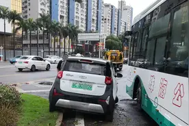 15岁女孩半夜开走共享汽车，50多公里后撞上绿化带图片