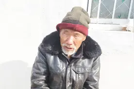 农村78岁大爷双目失明，一生无儿无女，他的晚年生活过得怎么样？视频封面