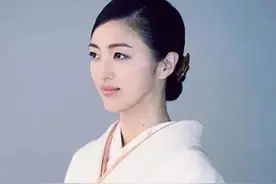 日本美女画家作品欣赏，被子里熟睡的女人真养眼，网友：真香图片