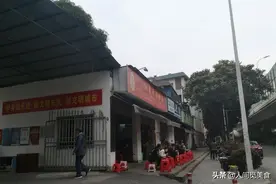 老南宁人爱吃的干捞粉，10元一份肉很多，客人多到排着小凳子吃图片
