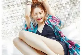 27岁韩国女星雨中热舞，跳一半脱去罩衫，粉丝大饱眼福图片