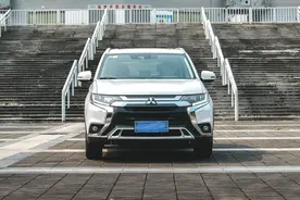 这两台热门合资SUV，配四驱，一个5座一个7座，家用选谁更值？图片
