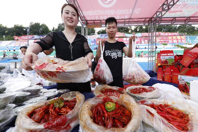 全价饲料让小龙虾长得更快