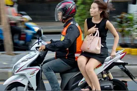 为啥女生坐电动车总是侧身坐？小姐姐把手捂住脸：不懂别瞎问图片