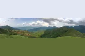 航拍广西 | 广西十万大山里的高山草甸，这是童话里走出来的景色图片