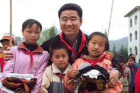 知名歌手为贫困儿童捐助百万，身患重病时，这些人都成了白眼狼图片