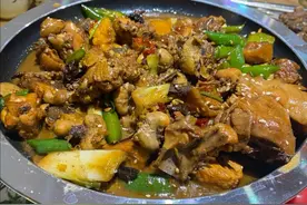 大盘鸡也能做出新花样，郑州北环这家店猪尾巴炖柴鸡，好吃又大补图片