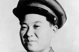 1950年，特等功臣被抬进病房，发现竟是女儿身，军长：全军骄傲图片