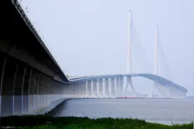返程高峰已经来了！G40上海长江大桥段堵成深红色，竟是“有意为之”？｜申晨间图片