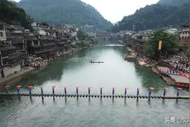 凤凰古城再现经典，水上婚礼震撼上演图片