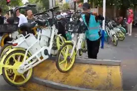 石家庄：20多分钟清走50多辆乱停放的单车、助力车图片