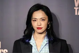 姚晨这衣品绝了，西装配猫咪衬衫高级又俏皮，不愧是职场穿搭模板图片