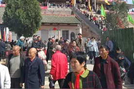 洛阳洛宁金玉国——福昌阁前观庙会图片