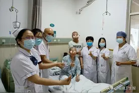 福建阿姨反复高热40多天，福建省人民医院医护火针治疗，“针”到病除图片
