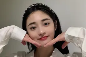 周洁琼晒自拍美照，头戴发箍做各种搞怪手势，可爱无敌图片