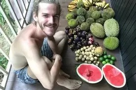 只吃水果，你能坚持多久？一对情侣坚持了3年，还生了娃图片