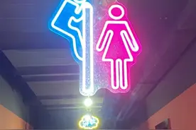 公共洗手间使用“偷看女性”的不雅标志，商家：这是创意图片
