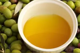 晚上洁面后，一滴茶油可润肤图片