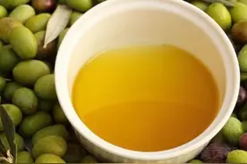 晚上洁面后，一滴茶油可润肤图片