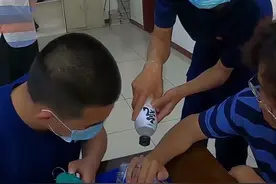 南阳一男子戴“网红戒指”炫耀开瓶盖，第二天傻眼了图片