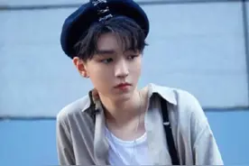 王俊凯衬衫裙，遭网友热议，究竟幼齿化审美对男明星限制有多深？图片