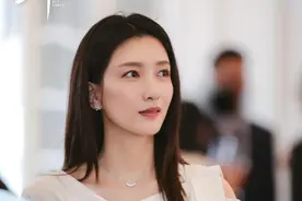 王漫妮剧外实现爱马仕自由，连背4款不重样，气场也比剧中强多了图片
