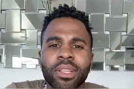 美国歌星表演啃玉米，玉米没啃完，门牙没了图片