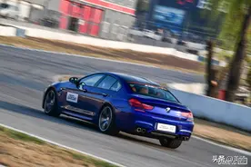 玩跨界丨开着保时捷911去骑车是种怎样的体验？图片