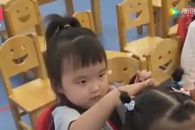 太可爱了！4岁女孩幼儿园给同学扎辫子图片