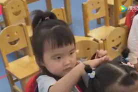 太可爱了！4岁女孩幼儿园给同学扎辫子图片
