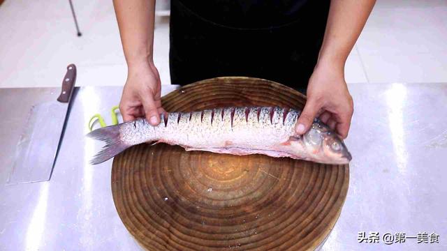 3斤草鱼配上1斤五花肉，倒一罐啤酒直接炖，出锅香气扑鼻，太香了