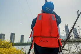 河南洛阳：风筝缠绕高压线，咋办？黑科技“激光炮”隔空清除图片