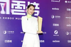 杨丞琳真是冻龄女神，穿一款纯白色连体裤减龄时髦，身材凹凸有致图片