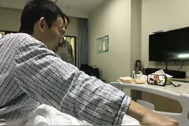 “错换人生”28年后，难以归位的母与子：姚策生母被怀疑故意错抱孩子，养母称整个人生被毁灭图片