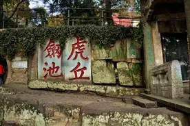 水中古墓藏3001把千年宝剑，专家将水抽干发现墓门，为何放弃挖掘图片