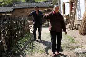 大山深处8旬老人，家里来人就让吃饭，给钱就生气图片