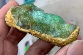 特色大马坎黄夹绿，种老荧光强，大面积开窗 肉质细腻 图片