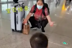 萌化了！湖北一萌娃半年未见奶奶，见到奶奶后激动到跺脚转圈圈图片