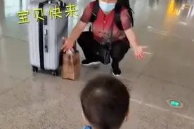 萌化了！湖北一萌娃半年未见奶奶，见到奶奶后激动到跺脚转圈圈图片