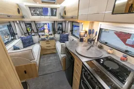 美众全进口Elddis550竖床房车，设备一应俱全，布局结构层次分明图片