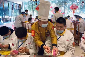 舌尖上的“魔法学校”在烹饪学校体验满是烟火气的教学图片