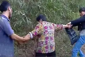 亲情：45岁的弟弟用铁链锁住弟媳，74岁的老母亲还在打工养儿子图片