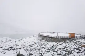 刷屏！达古迎来初秋的第一场雪，美爆了！图片