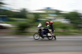 非洲版飞驰人生：“网约摩的”大军野蛮生长，出行、外送服务全靠它图片