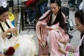 明星片场休息，黄晓明抱着baby睡觉，鹿晗在玩水枪，而她抠脚图片