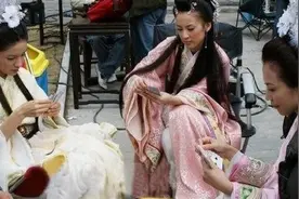 明星片场休息，黄晓明抱着baby睡觉，鹿晗在玩水枪，而她抠脚图片