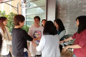 一朵云推动另一朵云，一个灵魂唤醒另一个灵魂图片
