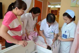 刚出生的宝宝"越重越好"？产科医生说出实情：这个范围才正常图片