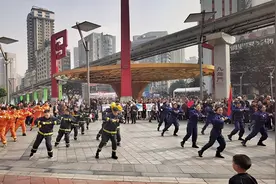 50余名消防员表演“快闪”这波消防知识宣传好有趣图片