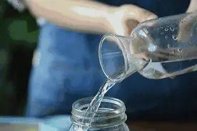 不口渴就不喝水，50岁女士血尿了！医生：天气冷，喝水少，到肾内科的病人就多了图片
